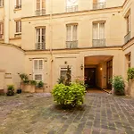 1min Walk From Champs Elysées - Avenue Montaigne - AC - Self-Checkin - Working Desk
